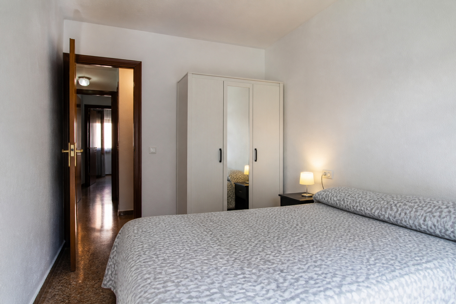 Dormitorio sencillo preparado para uso inmediato