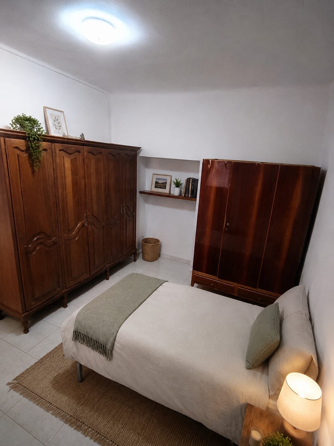 Dormitorio principal con armarios y mobiliario completo.